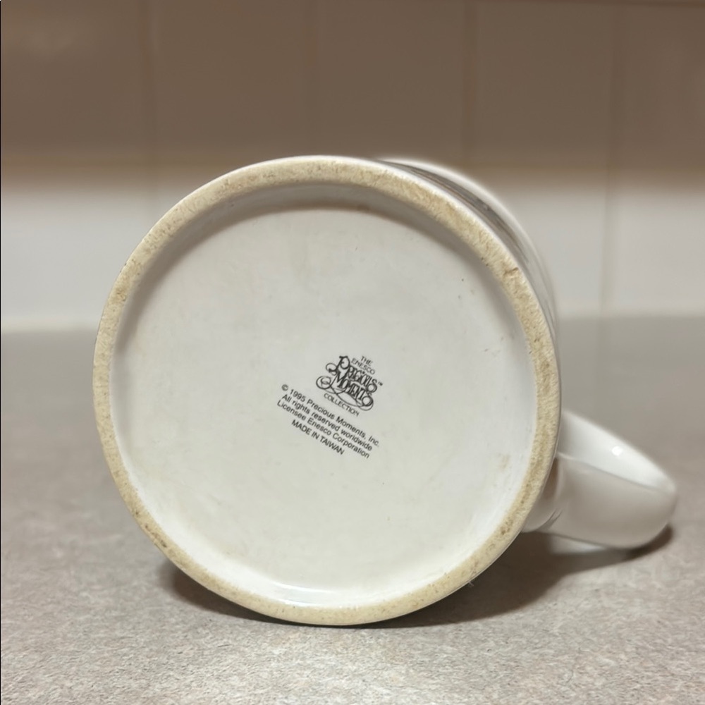 Precious Moments Mug with Child Design “Love Never Fails” - Picture 3 of 7